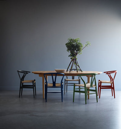 mehrere carl hansen ch24 wishbone chairs und carl hansen massivholztisch #color_buche-soft-grey